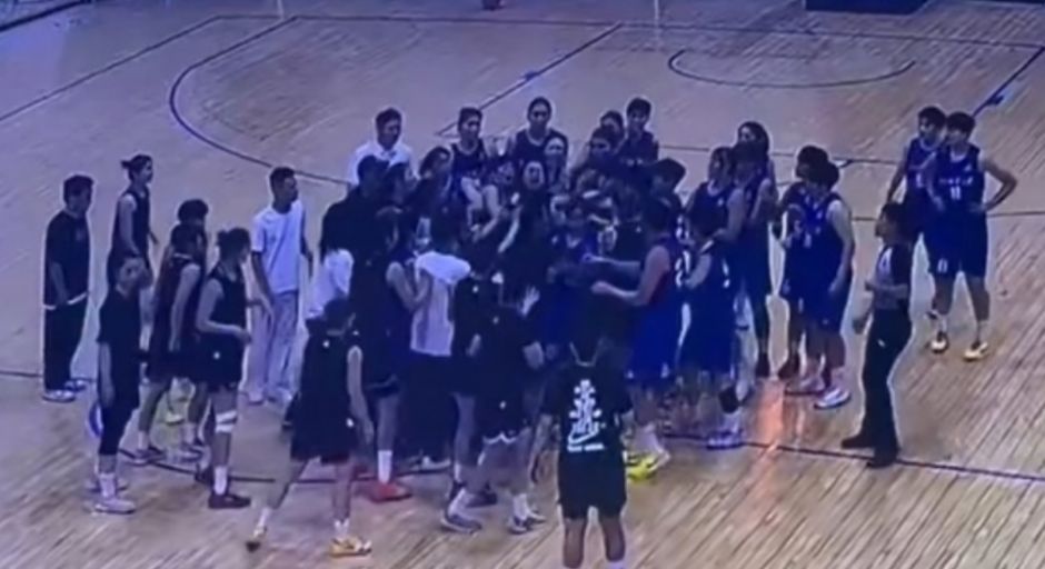 武汉女篮与华科大女篮爆发群殴-教练带头围殴+电梯讨论打架经验