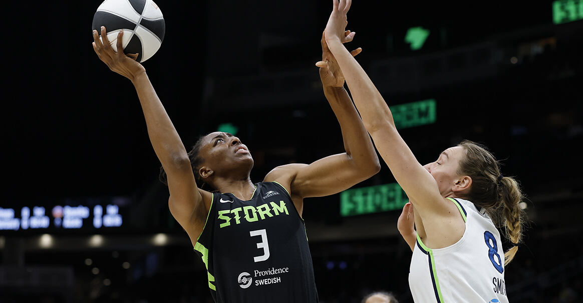 风暴主场力克山猫 奥胡米克21+10率队取胜