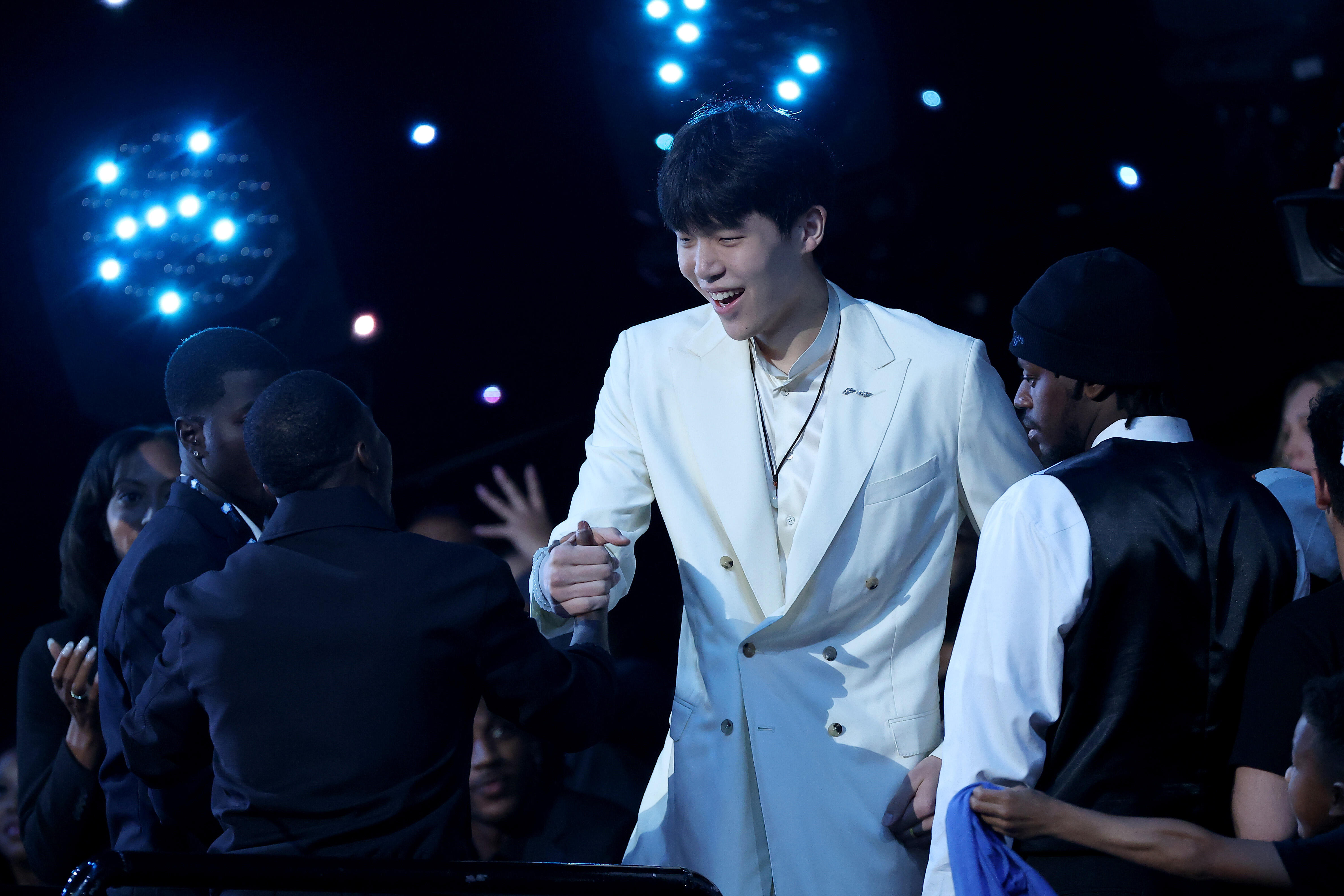 开拓者用16号签选中中国新星杨瀚森 篮球梦想照进现实