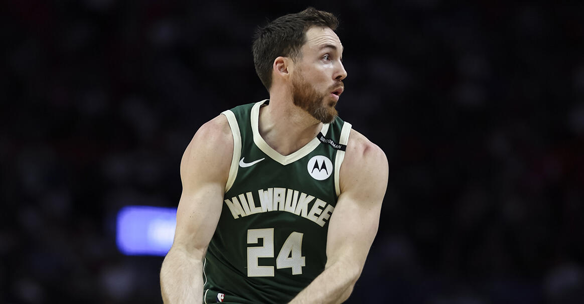 雄鹿黄蜂达成交易 米西奇换康诺顿+两选秀权