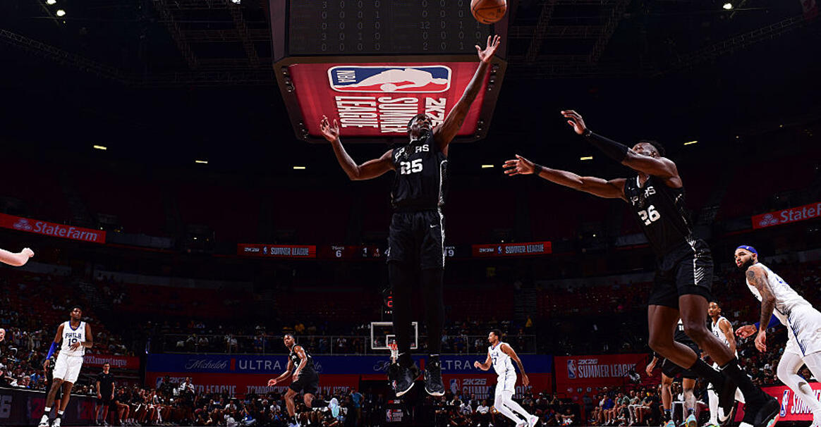 马刺狂胜76人41分 加西亚半场24分统治攻防