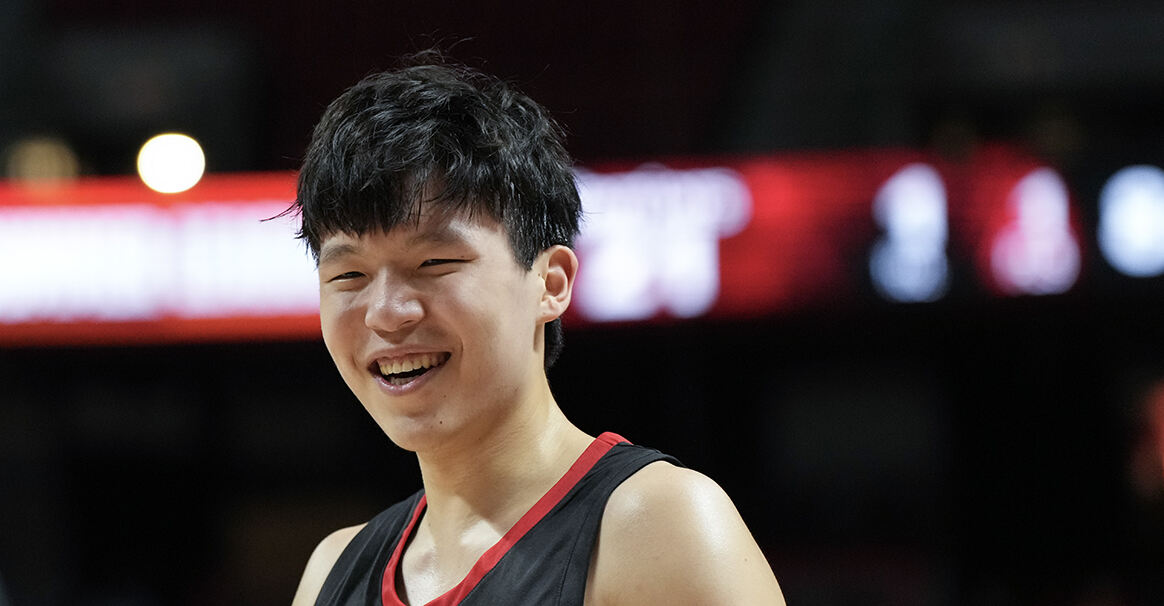 杨瀚森约基奇式首秀惊艳 赛后幽默回应偶像话题